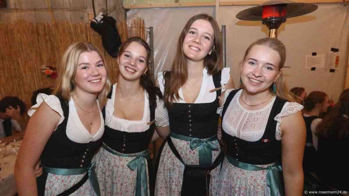 Urige Stimmung beim Weinfest der KLJB Hochstätt am Freitag in Kobel