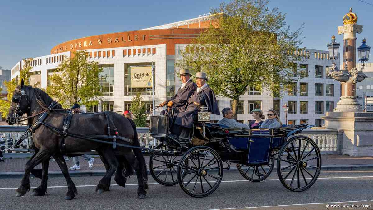 ’Dat dit kán!’ Ambassadeurs verbazen zich tijdens veertigste Telegraaf-koetsentocht dwars door Amsterdam
