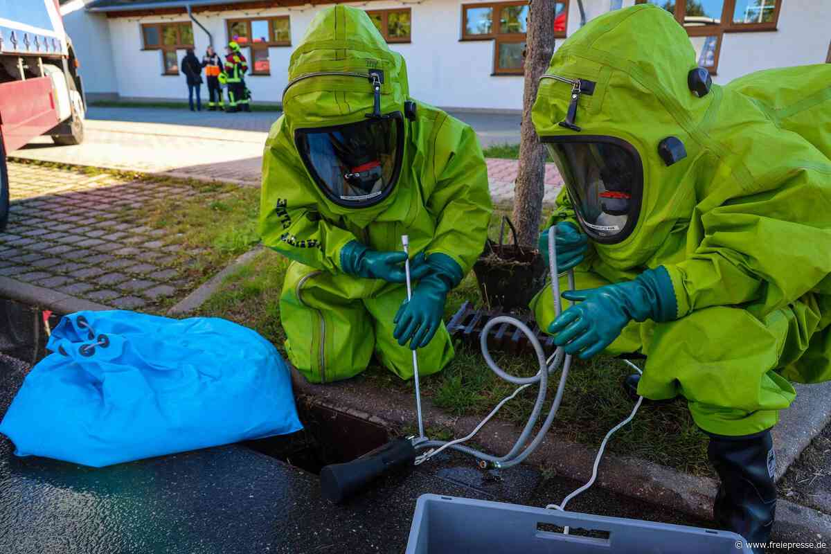 Feuerwehr rückt zu Unfall im Erzgebirge aus – und entdeckt eine ganz andere Gefahr