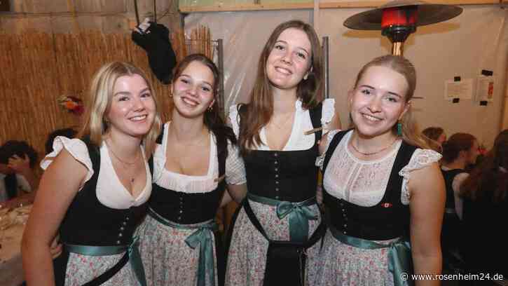 Urige Stimmung beim Weinfest der KLJB Hochstätt am Freitag in Kobel