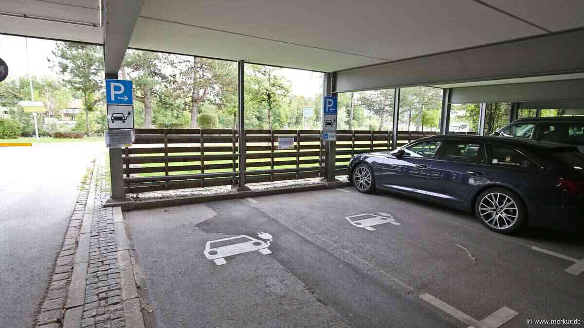 „Laden am Wohnort wird erschwert“: Anwohnerin ärgert sich über verschwundene E-Ladesäulen in Parkhaus in Oberbayern