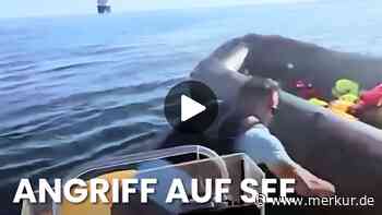 Rechter Aktivist schlitzt Flüchtlingsboot auf und plädiert auf nicht schuldig - sehen Sie selbst