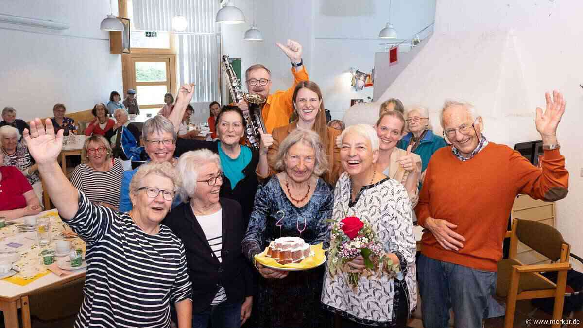 20 Jahre Frauenfrühstück: Einziger Mann verteilt die Sektgläser
