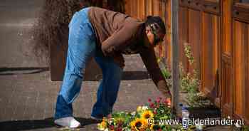 Bloemen op het terras waar gevangenisbewaarder werd doodgeschoten: ‘Marcel was de liefste neef die je je kon wensen’