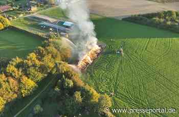 FW Voerde: Strohmiete brannte-Feuerwehr Voerde im Einsatz