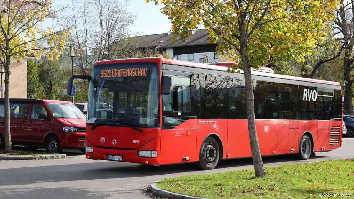 Mann uriniert im Bus – in Richtung von zwei Mitreisenden