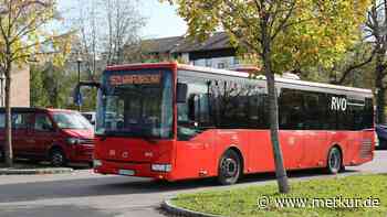 Mann uriniert im Bus – in Richtung von zwei Mitreisenden