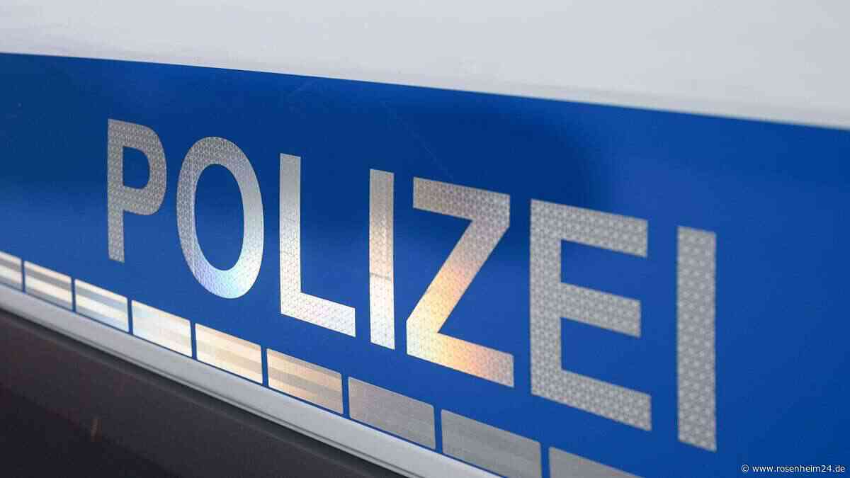 Rätselhafter Todesfall in Oberbayern: Mann liegt leblos neben Auto