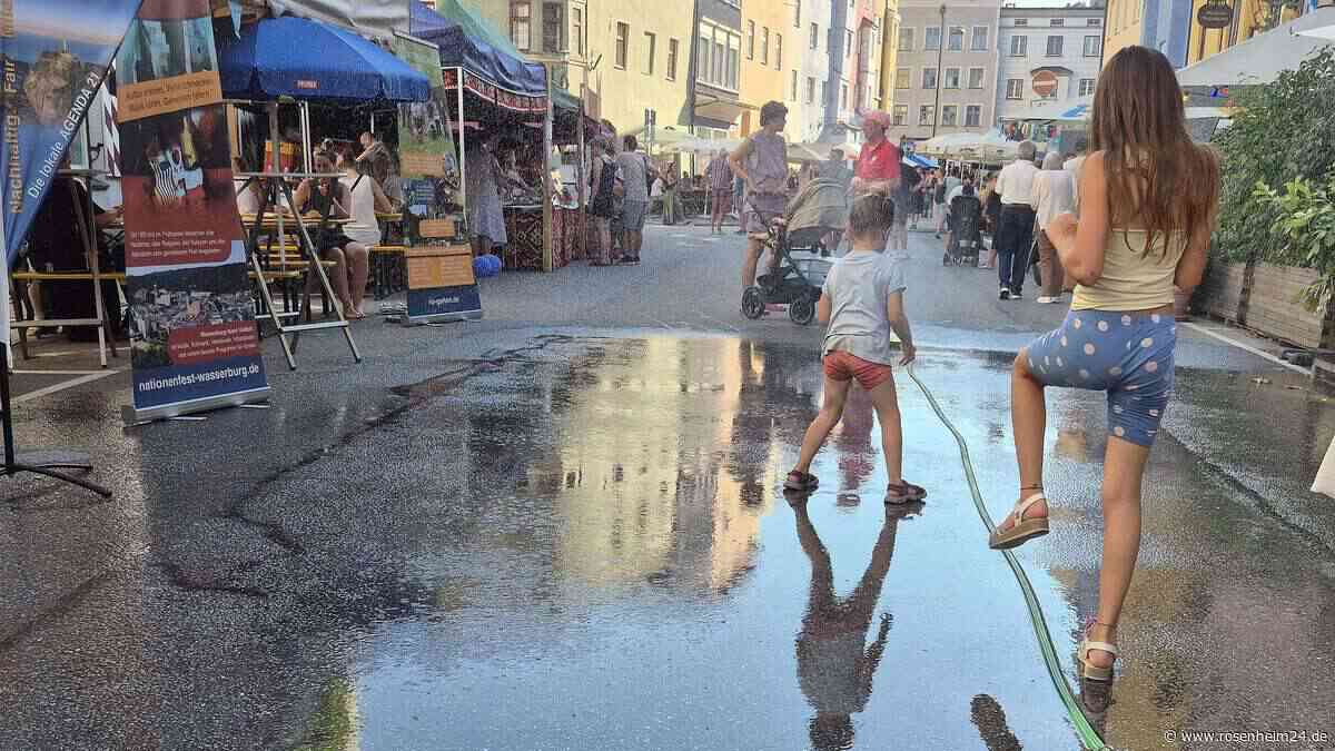 „Asphaltwüste Herrengasse“: Sprühnebler im Kampf gegen neue Hitzesommer in Wasserburg?