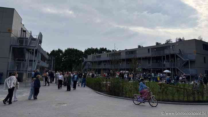 Recordaantal bezoekers en veel vrijwilligers bij gloednieuw azc in Nuenen