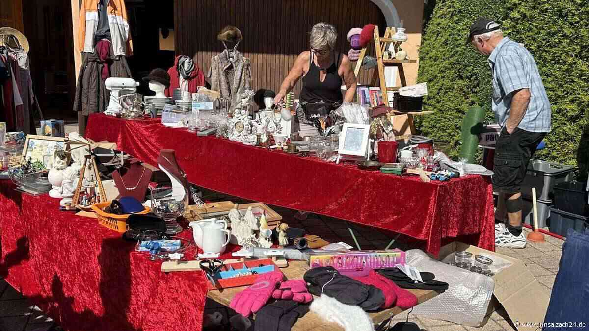 Vom Pfauenthron bis zur Badewanne: Mehr als 130 Stände beim ersten „Kraiburg räumt aus“
