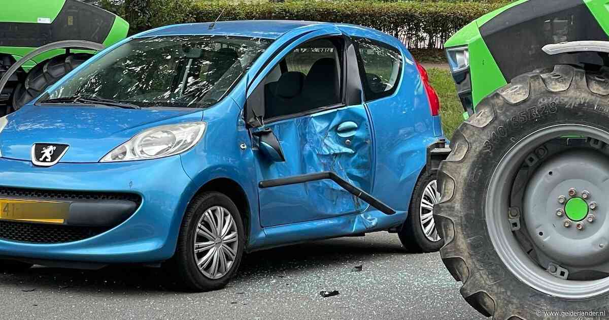 Tractor en auto botsen in Nijmegen, flinke schade als gevolg