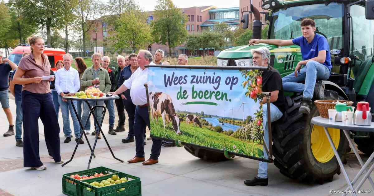 Twintig tractoren bij open dag gemeentehuis Maurik: boeren nemen appels, peren en blokjes kaas mee