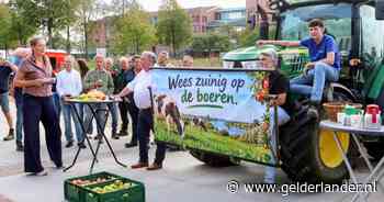 Twintig tractoren bij open dag gemeentehuis Maurik: boeren nemen appels, peren en blokjes kaas mee
