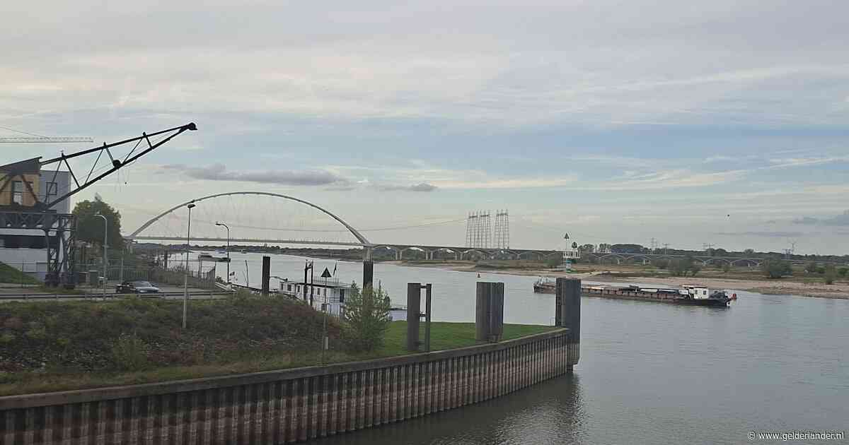 Schip vastgelopen op de Waal in Nijmegen, omstanders horen ‘schurend’ geluid