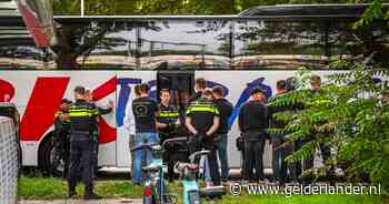 Massale vechtpar­tij tussen voetbalsup­por­ters bij station Strijp-S in Eindhoven