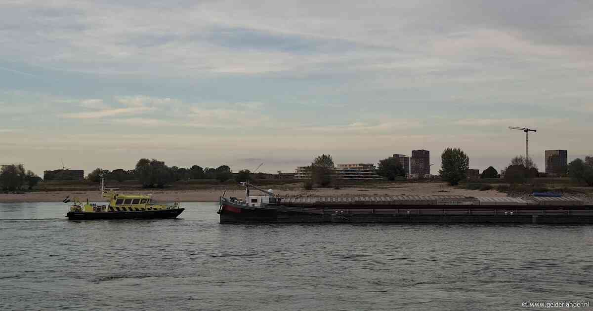 Vrachtschip ligt vast op de Waal bij Nijmegen, omstanders horen 'schurend' geluid