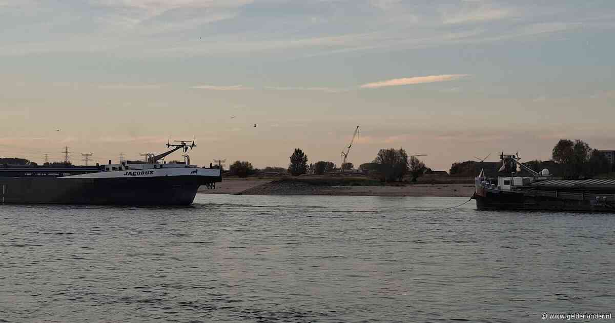 Vrachtschip loopt vast op de Waal in Nijmegen met ‘schurend’ geluid, dan schiet ander schip te hulp