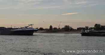 Vrachtschip loopt vast op de Waal in Nijmegen met ‘schurend’ geluid, dan schiet ander schip te hulp