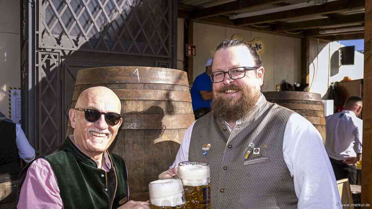 „Es ist überwältigend hier“: Wiesn-Fans reisen 16.000 Kilometer für Oktoberfest-Besuch