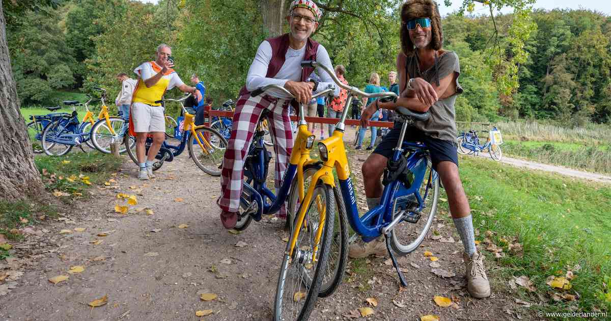 Ruim vijftig mensen rijden met een OV-fiets een flinke klim tijdens het NK: ‘Dit is toch iconisch?’