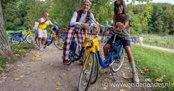 Ruim vijftig mensen rijden met een OV-fiets een flinke klim tijdens het NK: ‘Dit is toch iconisch?’
