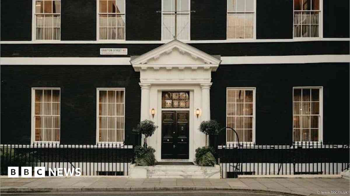 Mayfair club shuts as Met investigates weapon claim