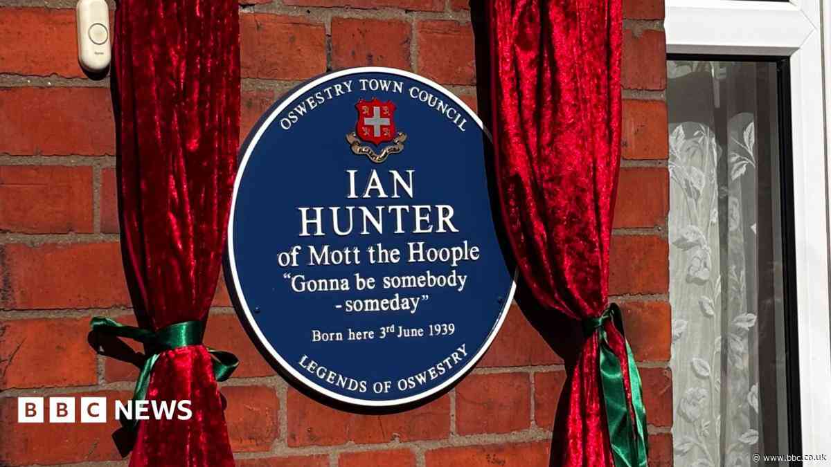 Blue plaque in honour of Mott the Hoople singer