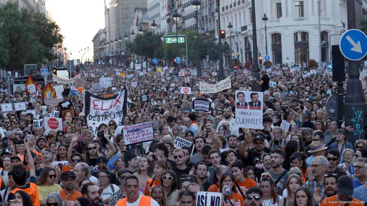 Zehntausende demonstrieren nach Zwangsräumung von 87-Jähriger in Madrid