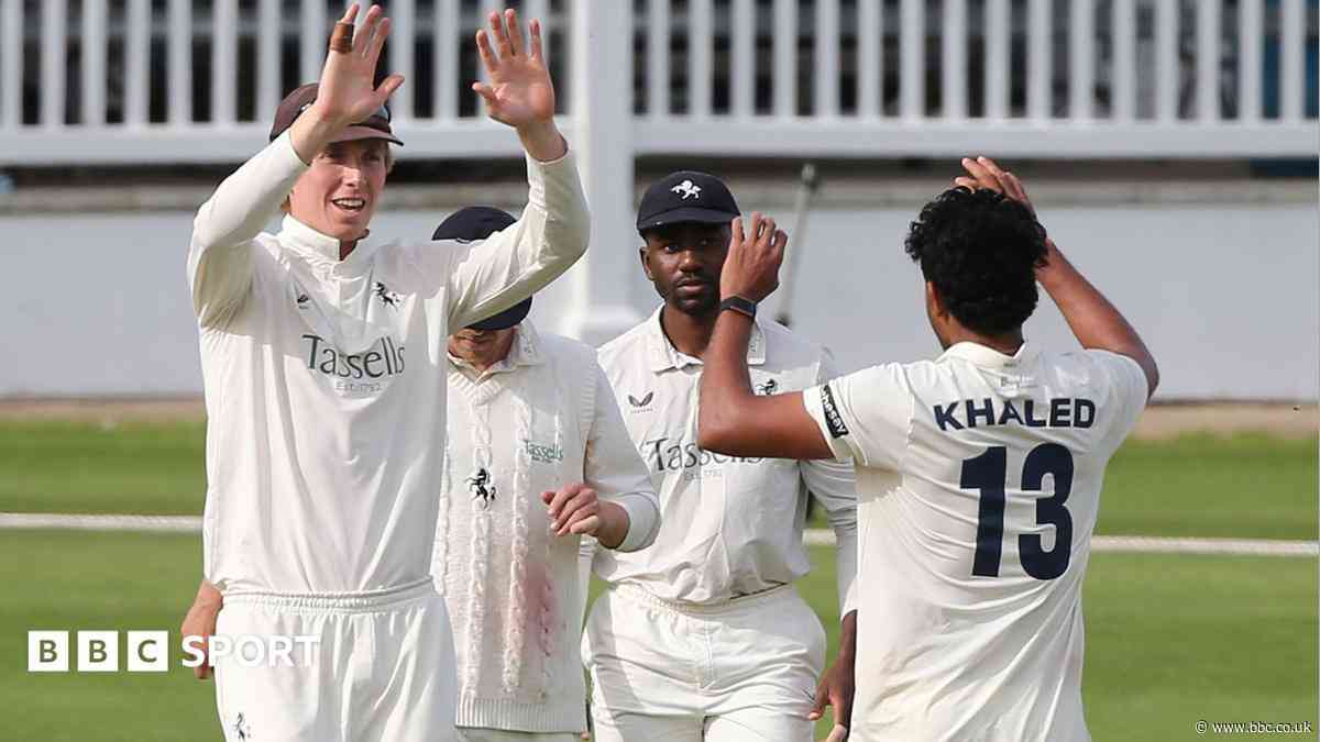 Kent celebrate promotion by beating Gloucestershire