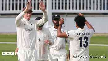 Kent celebrate promotion by beating Gloucestershire