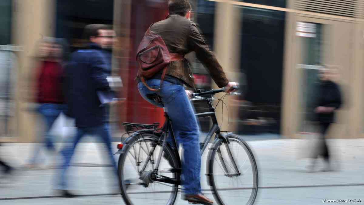 Kein Einzelfall: Radler fahren Fußgänger auf dem Gehweg um – die Rechtslage