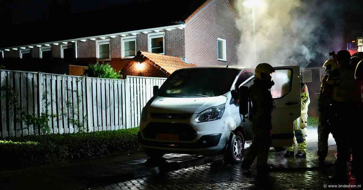 Busje vat vlam in Dongen, politie op zoek naar camerabeelden