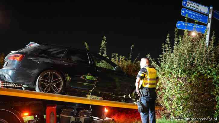 Bestuurder snelle Audi vlucht nadat hij auto crasht en lanceert op rotonde