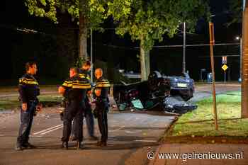 Jaguar crasht tegen boom en belandt op z’n kop in Arnhem