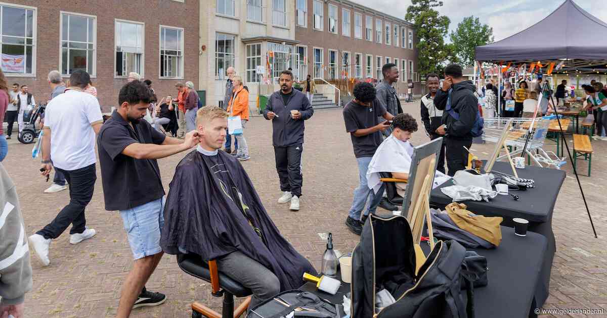 Hoe het leven in het azc in Veenendaal er echt uitziet: slapen met meerdere mensen op een kamer en zelf koken