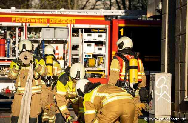 FW Dresden: Brand eines Müllhaufens in einem Entsorgungsbetrieb führt zu starker Rauchentwicklung