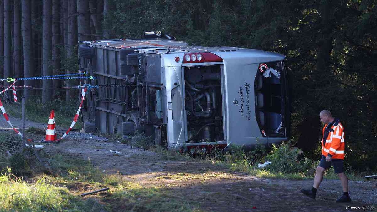 Unglück am frühen Morgen: Zwei Tote und mehrere Verletzte bei Reisebusunfall auf A96