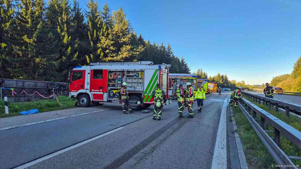 Tödliches Unglück in Bayern: Reisebus kippt auf A96 um, zwei Menschen sterben – Bilder vom Einsatz