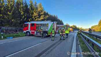 Tödliches Unglück in Bayern: Reisebus kippt auf A96 um, zwei Menschen sterben – Bilder vom Einsatz