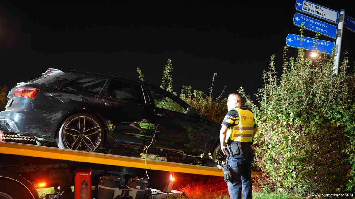 Auto zwaar beschadigd na crash op rotonde, bestuurder gaat ervandoor
