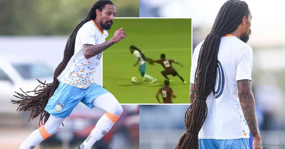 Dreadlocks tot aan de enkels: voetballer wordt aan zijn extreem lange haren naar de grond getrokken
