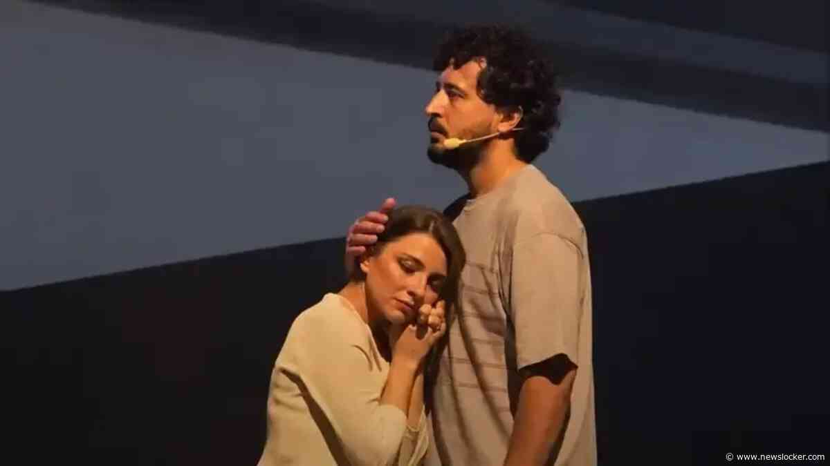 Actrice legt hoofd tegen borst van tegenspeler: Iran opent strafzaak tegen theater