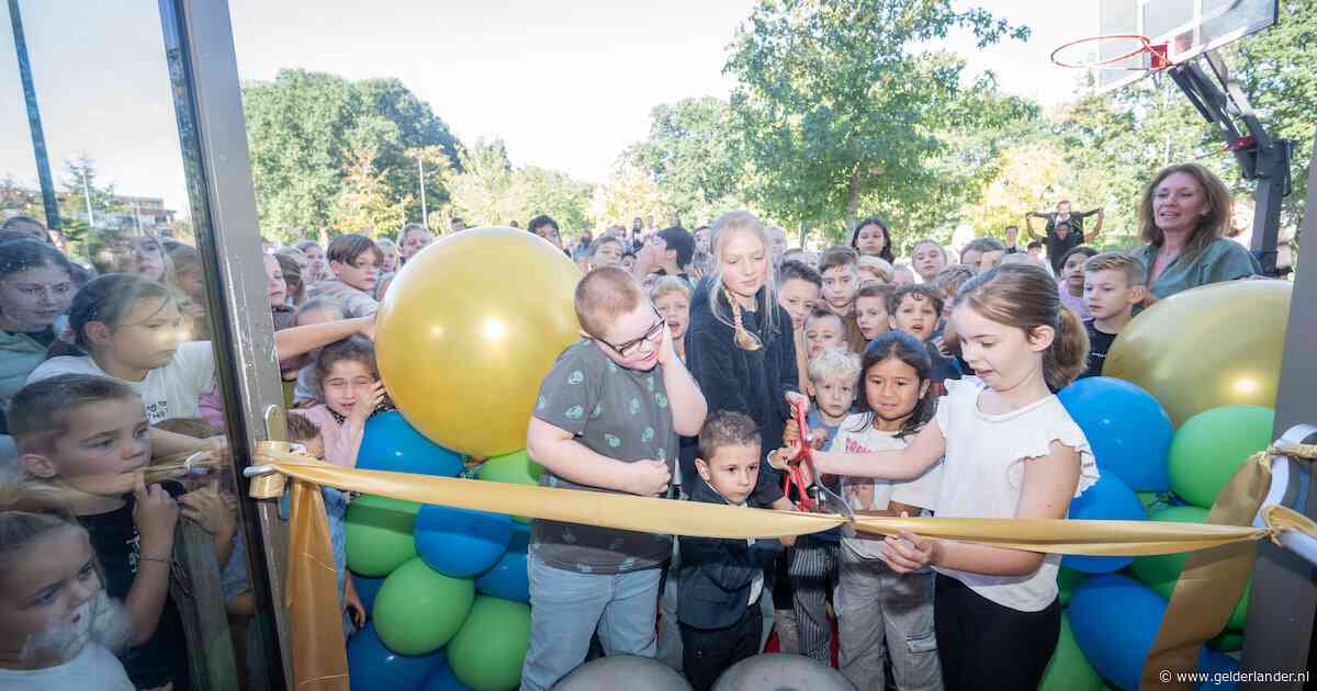 Na vijf jaar strijd knippen kinderen toch samen het lint door van hun ‘superschool’: ‘We waren niet compleet’
