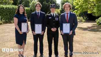 Award for passers-by who saved woman on bridge