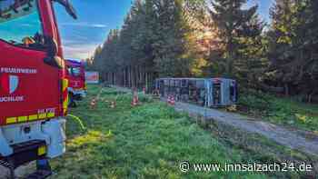 Reisebus kippt auf A96 in Bayern um – zwei Tote, 26 Verletzte