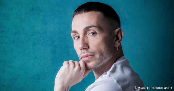 “Dopo Amici canto con Eminem. Il coming out? Gli hater dicono di voler scavare una fossa per buttarci me e mio marito. Quando diedi il primo bacio a un ragazzo tornai a casa tremando”: parla Manuel Aspidi