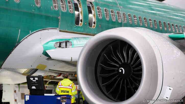 Nuovo incubo per il Boeing 737 Max: bug nel software mette a rischio l’atterraggio automatico. E le compagnie aeree già si ribellano