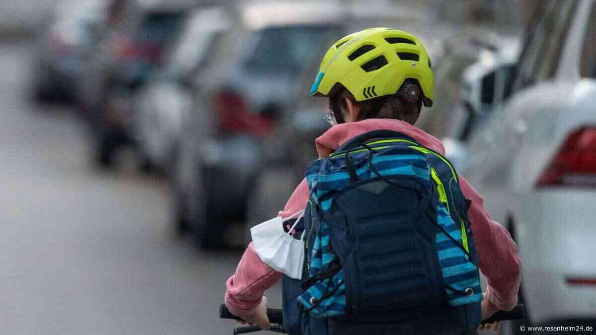 Kind (5) fährt mit Fahrrad auf Gehweg in Rosenheim – Unbekannter schlägt einfach zu