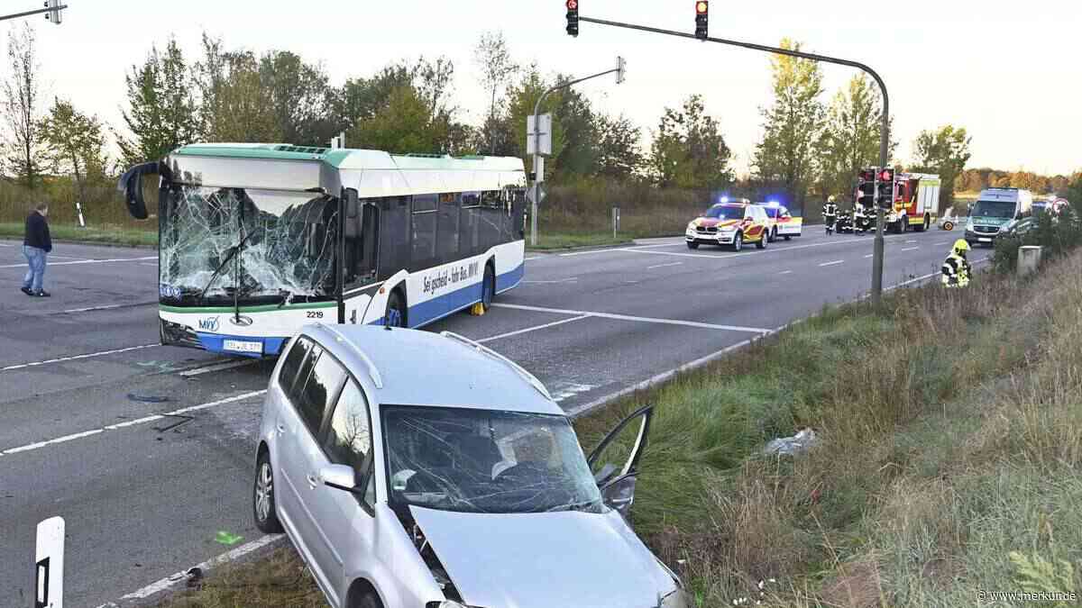 Linienbus kracht in VW: Fahrer muss aus Wrack befreit werden